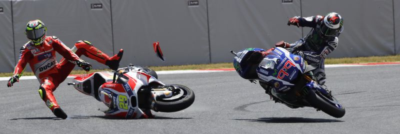 lorenzo vy iannone_barcelona crash 2016_resize