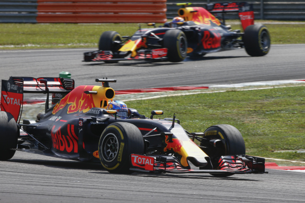 verstappen-ricciardo