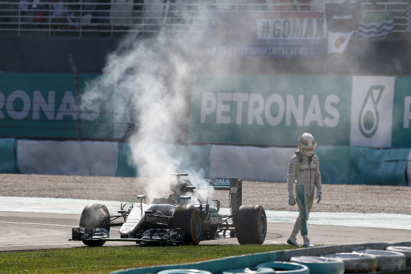 hamilton-mercedes-fail-malajzia